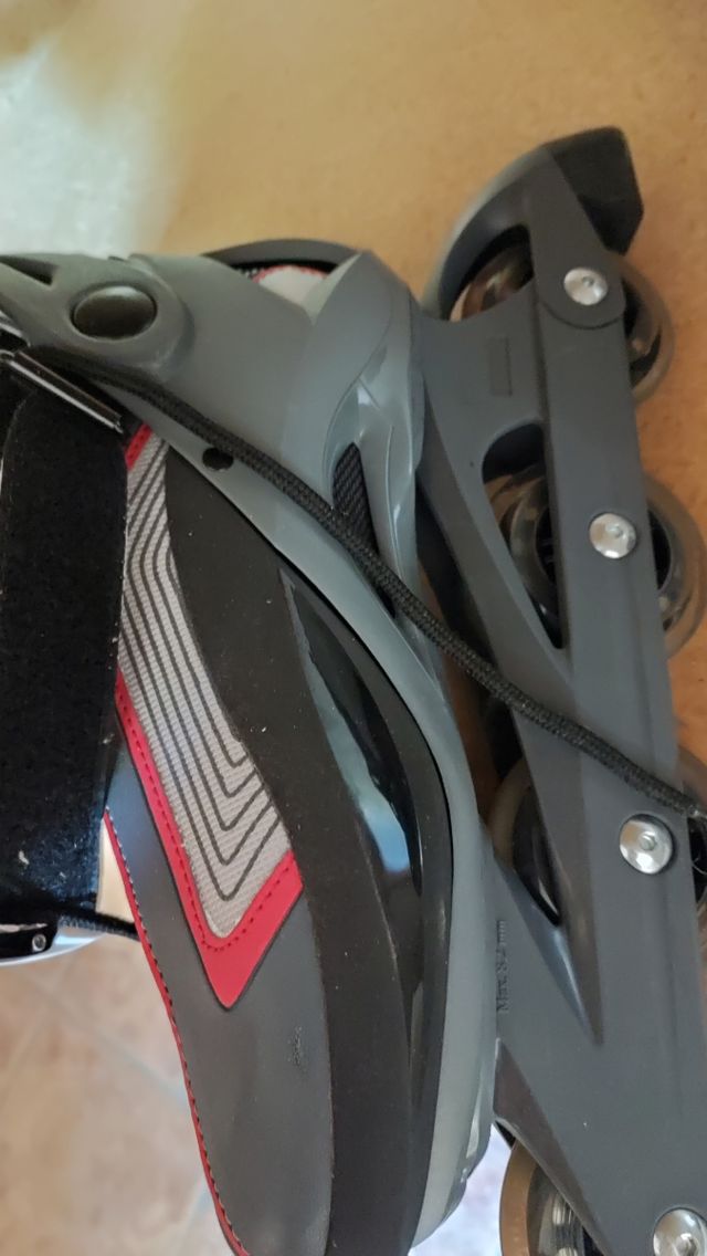 patines en línea con casco y rodilleras