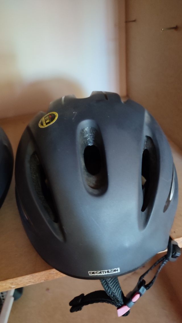 patines en línea con casco y rodilleras