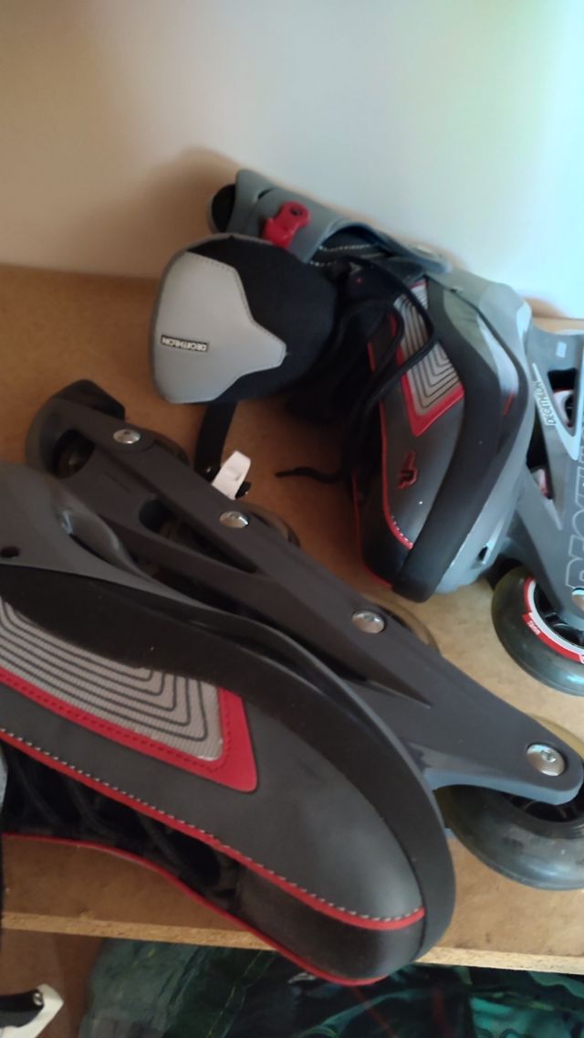 patines en línea con casco y rodilleras