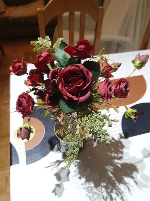 Florero y ramo de rosas