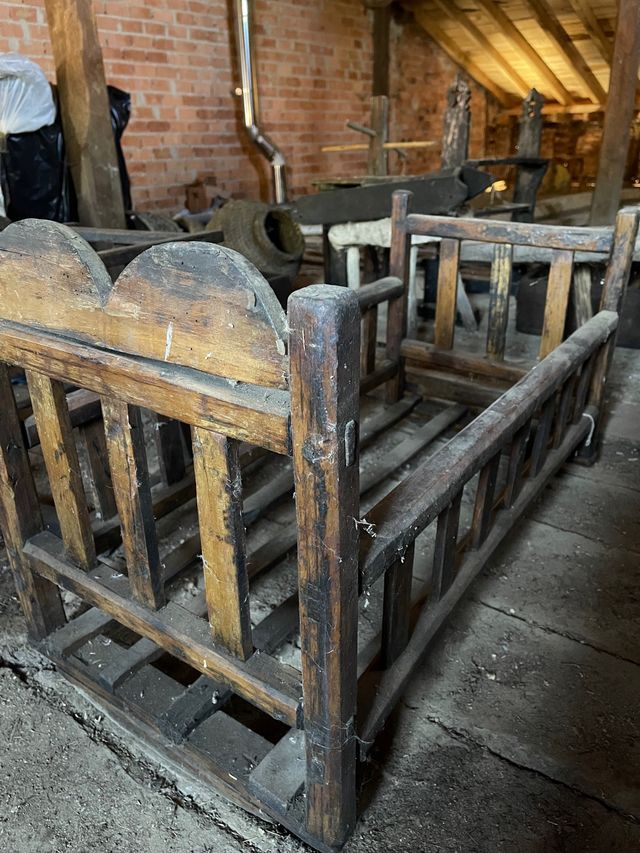 CUNA ANTIGUA DE MADERA