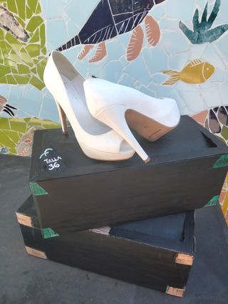 Zapatos de tacón abiertos adelante de segunda mano por 5 EUR en Ablitas en  WALLAPOP