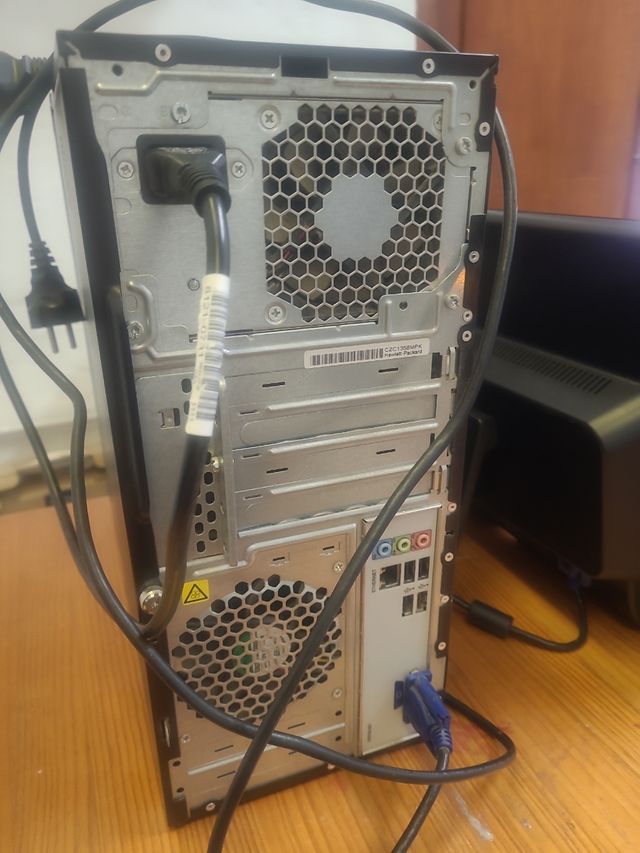 Torre de ordenador.Hp. Como nuevo. Envoltorios.