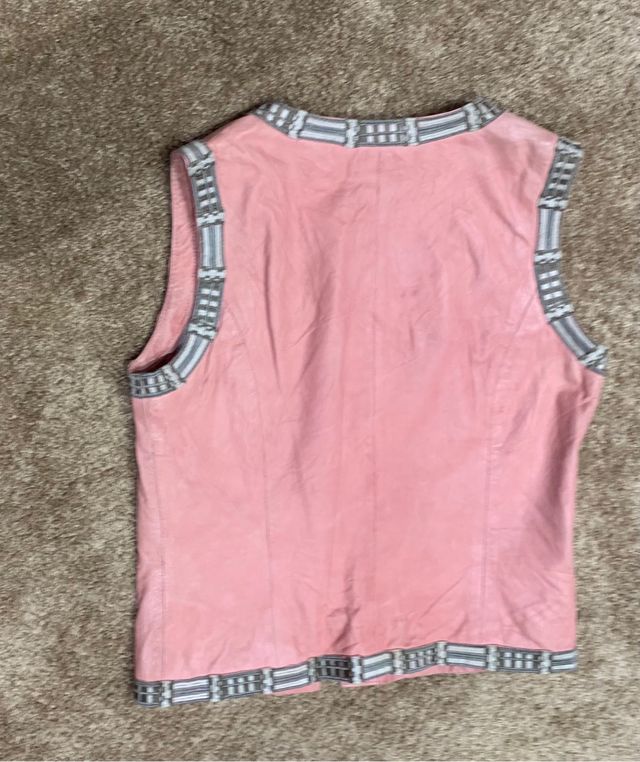 Chaleco cuero y bordados Isato