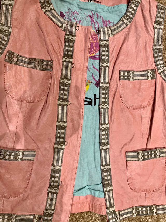 Chaleco cuero y bordados Isato