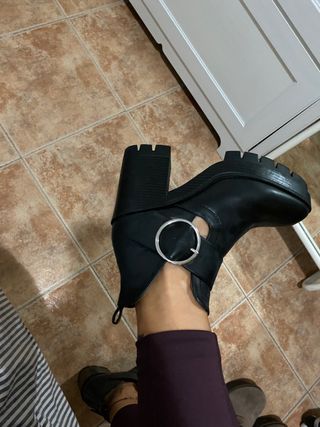 Botín negro con detalle plata Zara de segunda mano por 18 EUR en Girona en  WALLAPOP