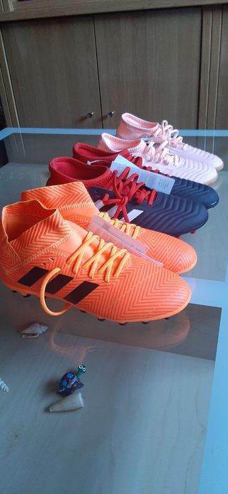 Botas de futbol a estrenar liquidacion de segunda mano por 25 EUR en Alcalá  de Henares en WALLAPOP