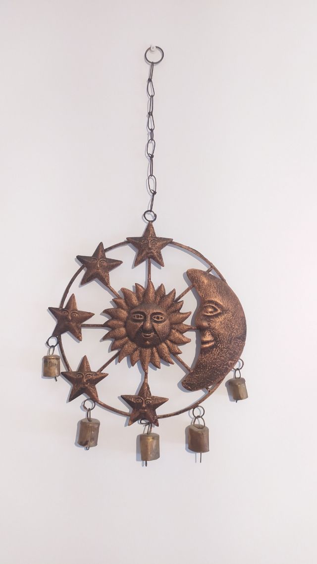 Atrapasueños de metal, con el sol y la luna