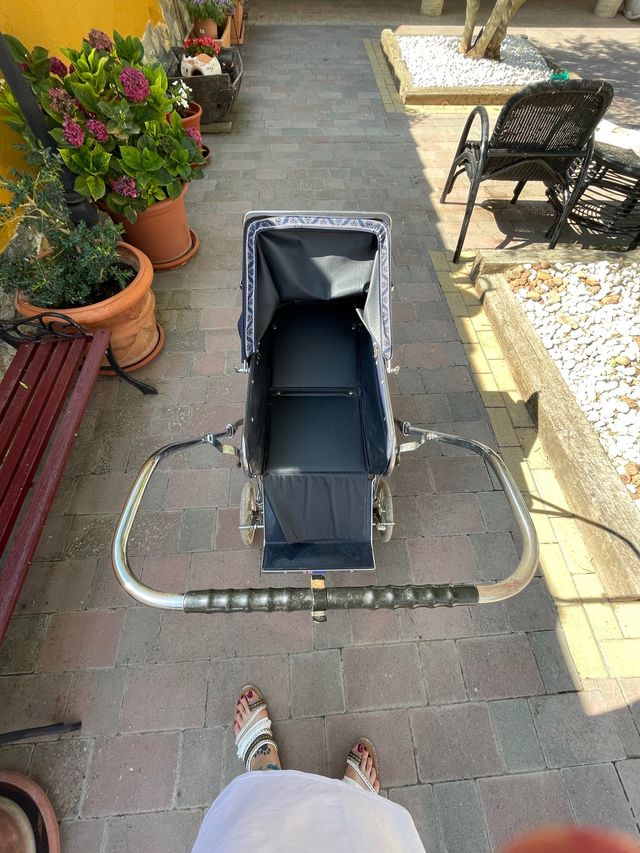 Cochecito de bebé antiguo