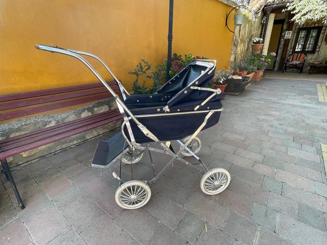 Cochecito de bebé antiguo