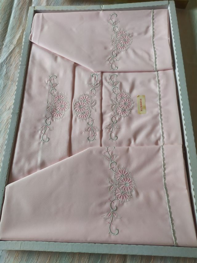 JUEGO SABANAS ROSA BORDADO 1,35 CMS