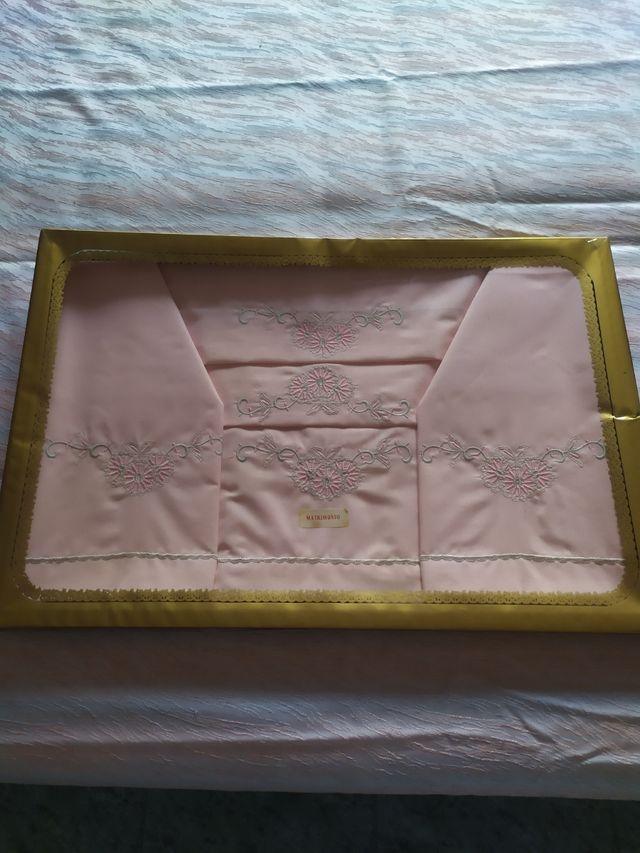 JUEGO SABANAS ROSA BORDADO 1,35 CMS