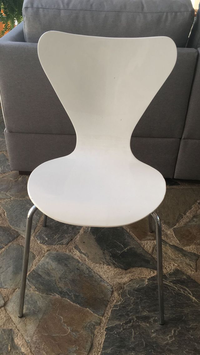 Silla blanca madera y metal