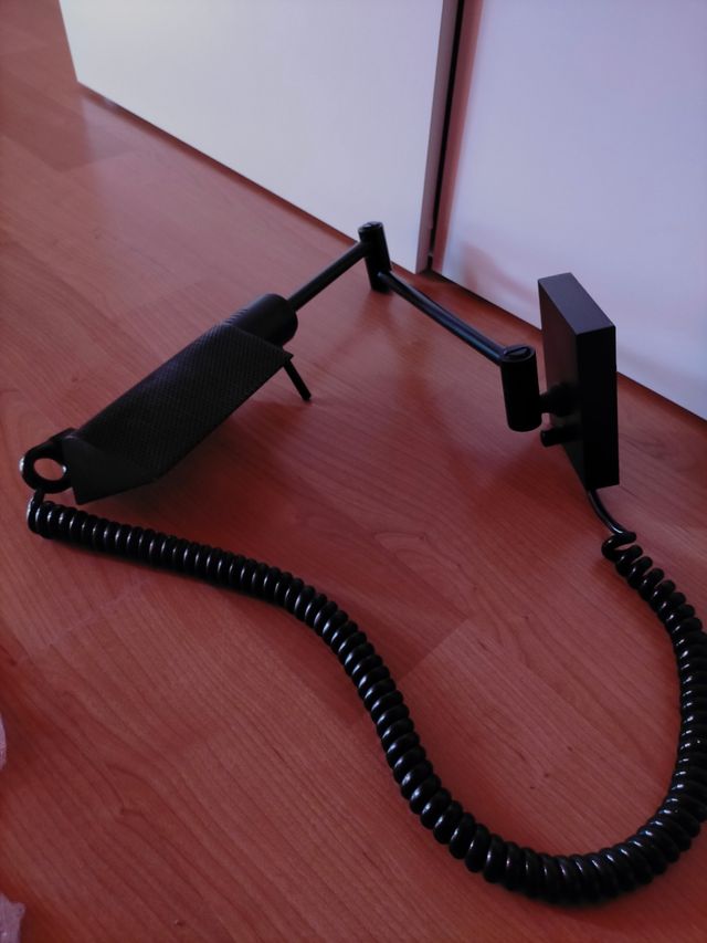 Lámpara de pared con brazo extensible.
