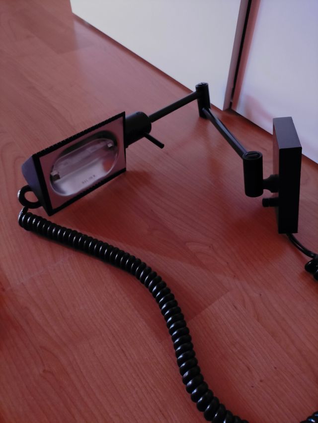 Lámpara de pared con brazo extensible.