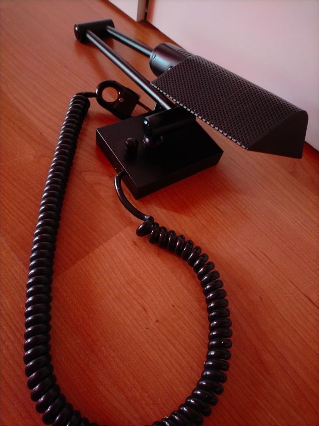 Lámpara de pared con brazo extensible.