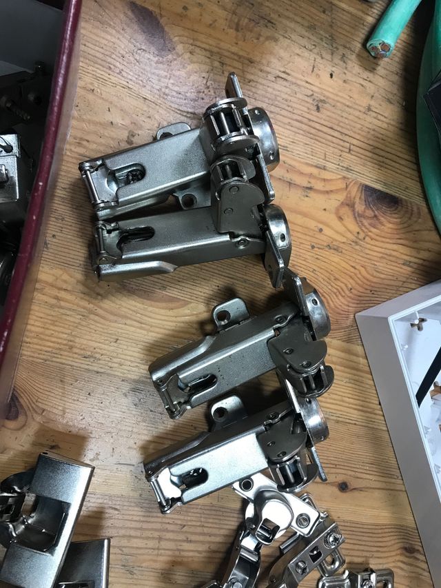 Cerniere per porte per armadi di ogni tipo