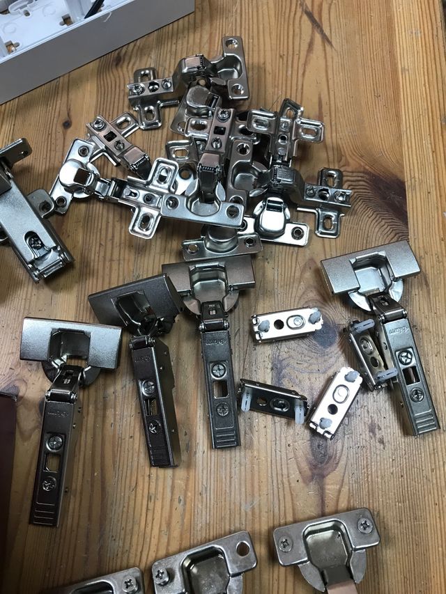 Cerniere per porte per armadi di ogni tipo