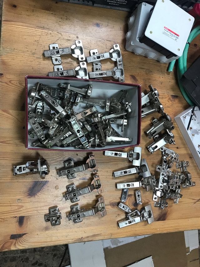 Cerniere per porte per armadi di ogni tipo