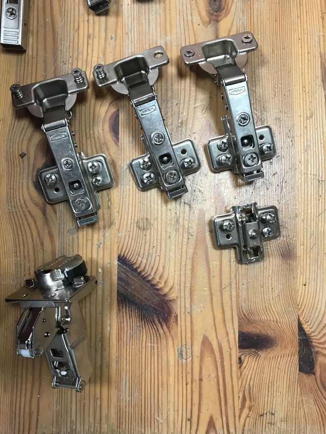 Cerniere per porte per armadi di ogni tipo