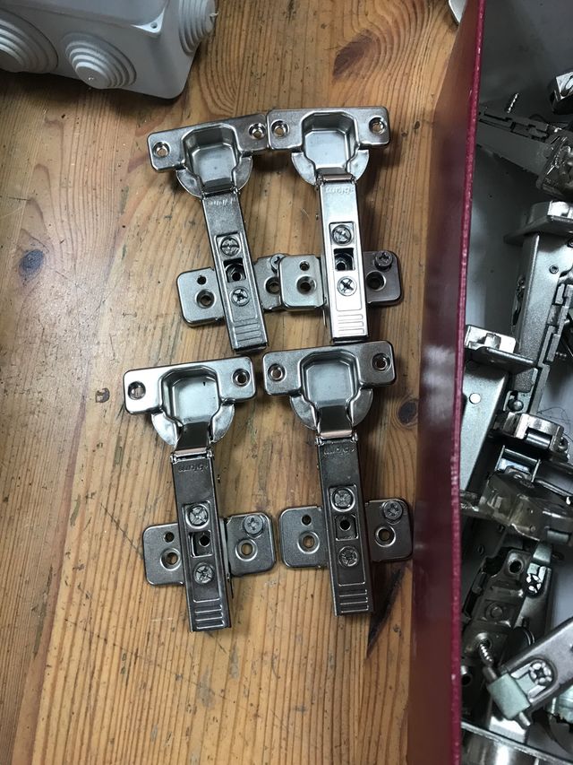 Cerniere per porte per armadi di ogni tipo