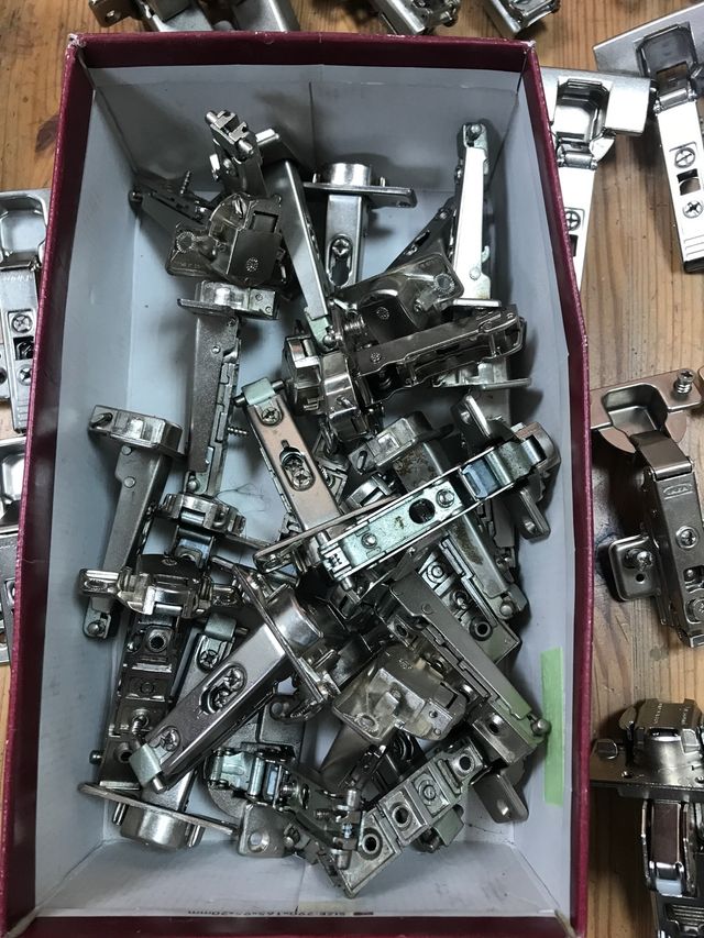 Cerniere per porte per armadi di ogni tipo