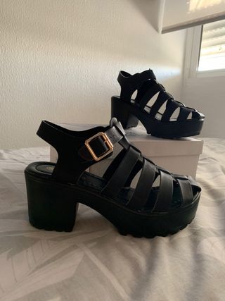 Sandalias cangrejeras tacón negras de segunda mano por 13 EUR en Sevilla en  WALLAPOP