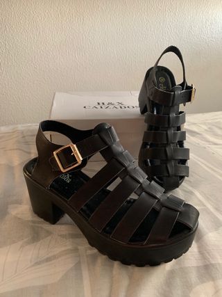 Sandalias cangrejeras tacón negras de segunda mano por 13 EUR en Sevilla en  WALLAPOP