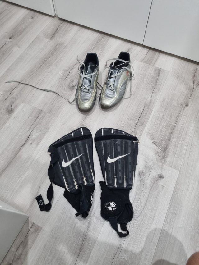 Botas futbol y espinilleras. Numero 42