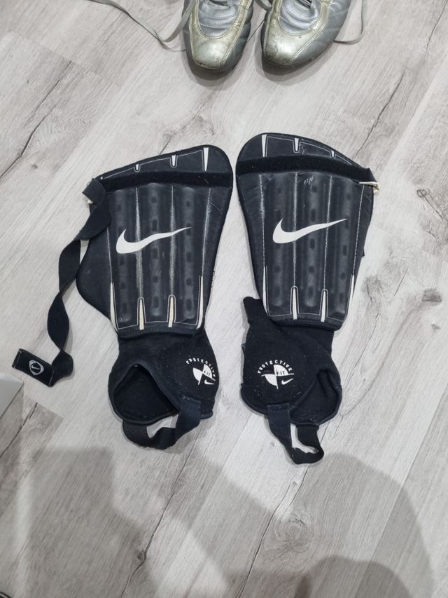Botas futbol y espinilleras. Numero 42