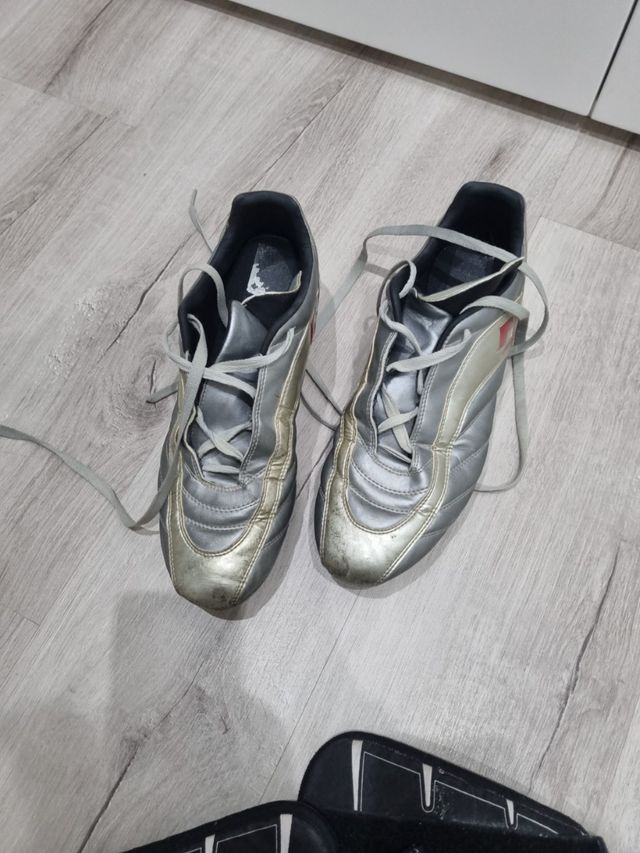 Botas futbol y espinilleras. Numero 42