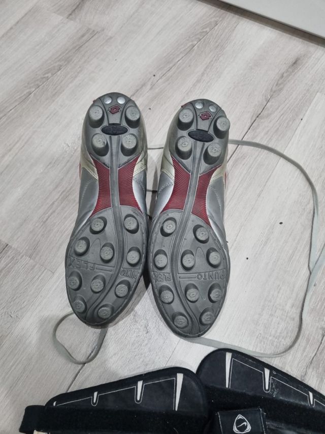 Botas futbol y espinilleras. Numero 42