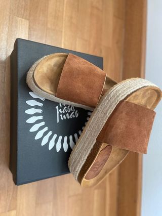 Sandalias de piel con plataforma de Un paso más de segunda mano por 20 EUR  en Pamplona en WALLAPOP