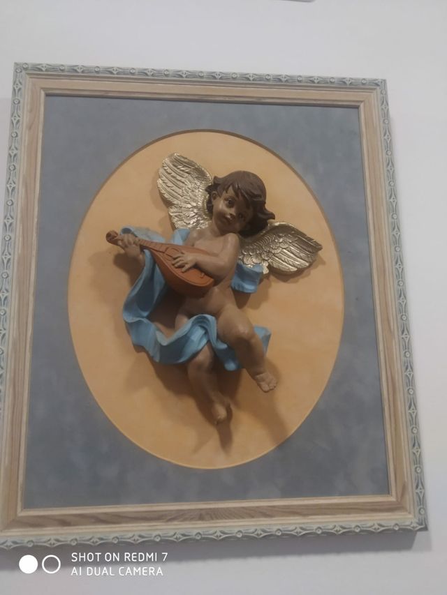 cuadro de escayola com relieve de un angelito