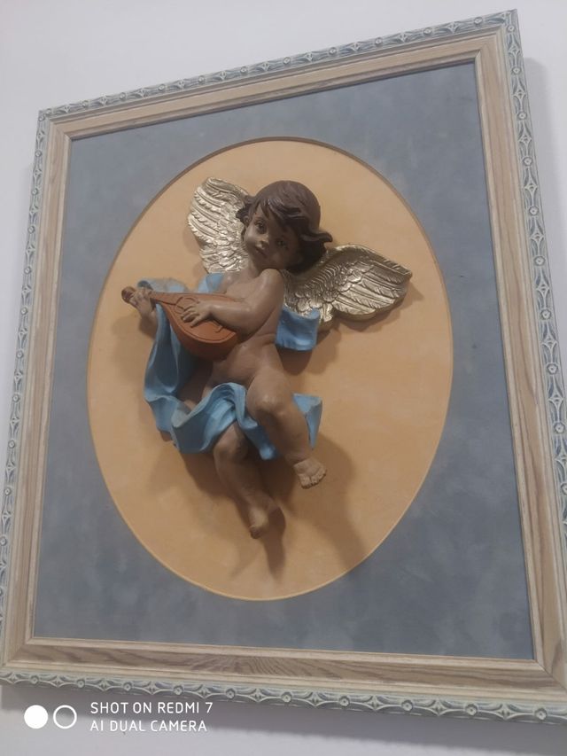 cuadro de escayola com relieve de un angelito