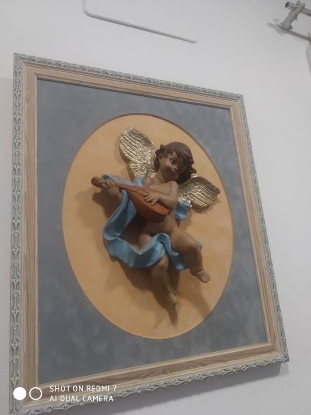 cuadro de escayola com relieve de un angelito