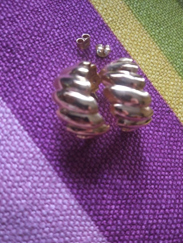pendientes dorados elegantes