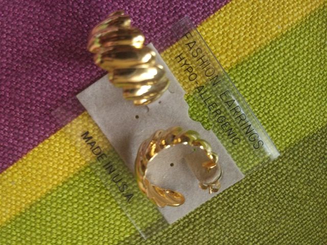 pendientes dorados elegantes