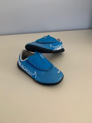 Botas de fútbol sala Nike número 27 de segunda mano por 10 EUR en Móstoles  en WALLAPOP