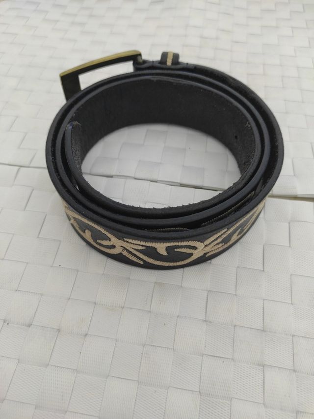 cinturon piel azul bordado