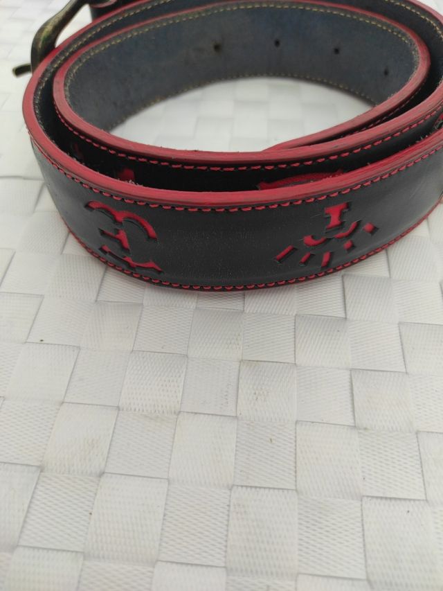 Cinturon labrado piel azul y rojo