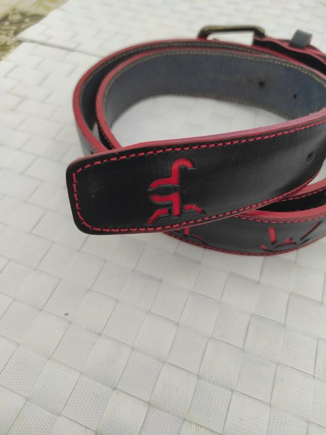 Cinturon labrado piel azul y rojo