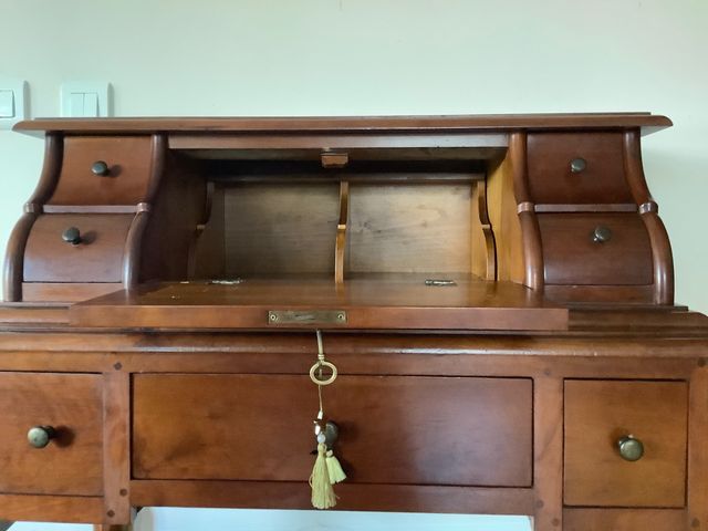 Buró de madera de cerezo de segunda mano por 120 € en Santa Cruz de