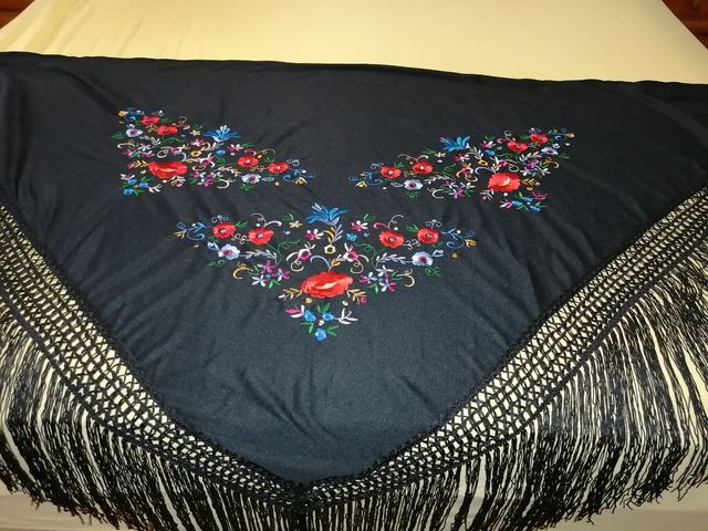 Manton bordado