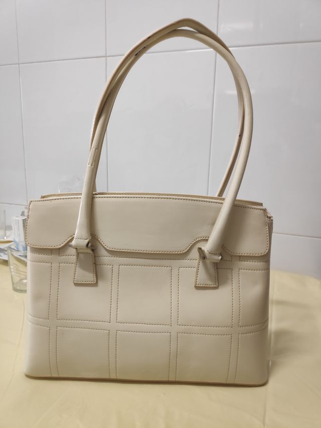 Bolso de mujer en color crema.