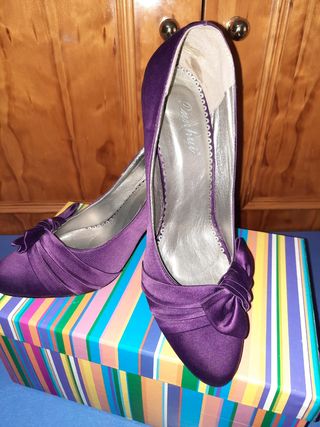 ZAPATOS DE TACÓN COLOR BERENJENA de segunda mano por 10 EUR en Torrejón de  la Calzada en WALLAPOP