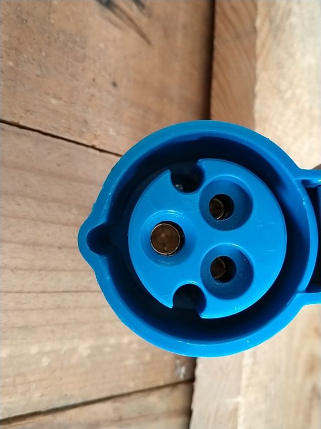 ADAPTADOR INDUSTRIAL 2P + T 16A SCHUKO BLUE FANTON