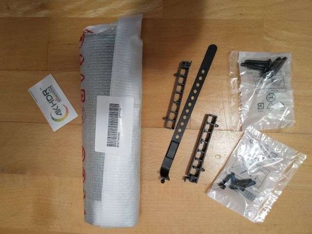 Soporte de pared para mando a distancia de TV LG.