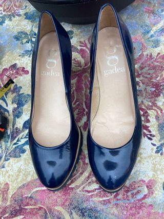 Zapatos PIEL CHAROL cuña y tacón AZUL de GADEA de segunda mano por 7 EUR en  Sabadell en WALLAPOP