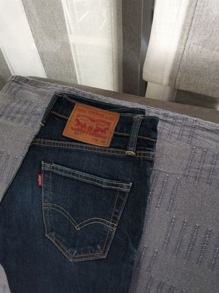 Pantalón Levi Strauss de segunda mano por 20 EUR en Leganés en WALLAPOP
